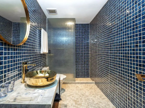 Ashley Tugu Tani Menteng