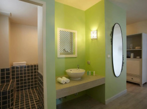 Отель Bandara On Sea