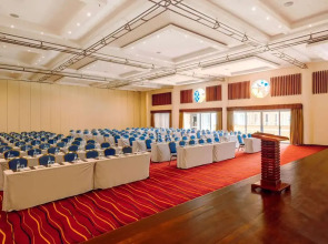 Отель Mövenpick Hotel & Residences Nairobi