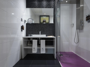 Petit Palace Lealtad Plaza