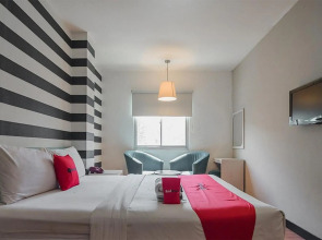 RedDoorz Plus near Mangga Besar Station 2