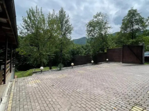 Загородный дом у подножия горы