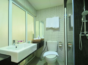 OYO 225 Premier Place Hotel