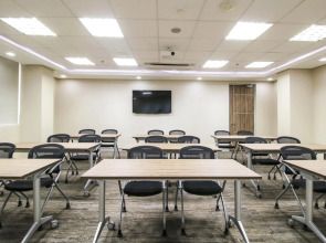 Red Planet Makati Amorsolo