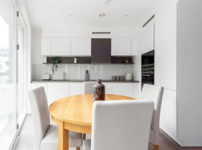 Luminous 2 Bed Balcony Flat in Islington