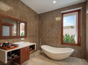 The Luxury Collection, Monaco Blu