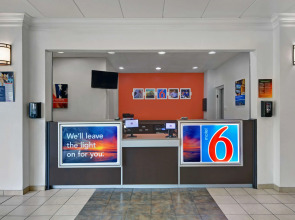 Motel 6 Cutler Bay, FL