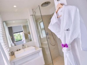 Les Estivales Beachfront Suites & Penthouses with LOV