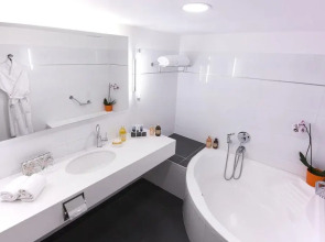 Seasons Hotel - Resort on The Beach