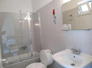 Leonidas Hotel and Studios