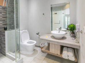 Le Peninsula Bay Beach Resort