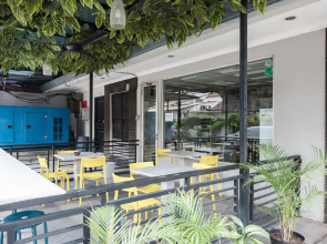 RedDoorz Plus near Mangga Besar Station 2