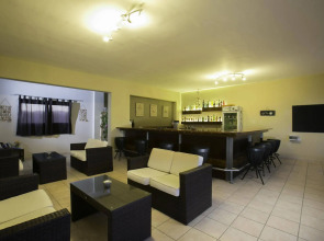 Hillside Studios & Apartments