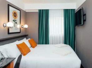 Отель Malcom and Barret