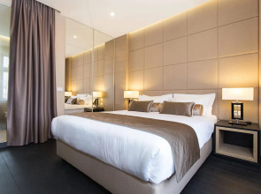 Dominic & Smart Luxury Suites Republic Square