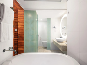 Nina Hotel Tsuen Wan West