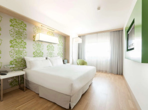 Отель Occidental Praha Five