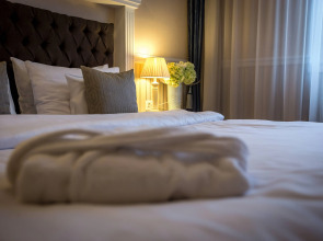 Queen's Court Hotel & Residence