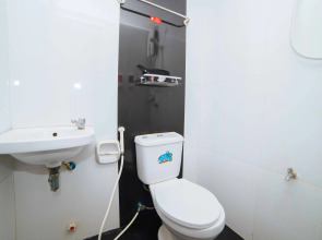 RedDoorz near Bambang Station