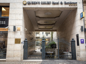 Queen's Court Hotel & Residence