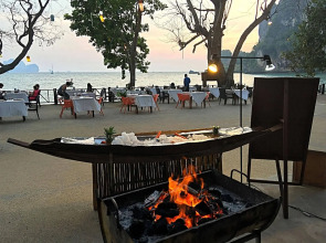 Tonsai Bay Resort