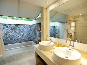 Diamonds Athuruga Maldives Resort & Spa