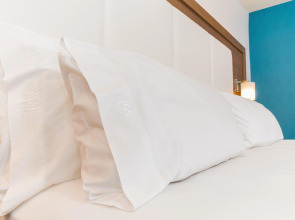 Holiday Inn Express & Suites Hollywood Walk Of Fame