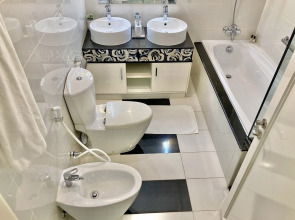 SuperHost - High-rise Chic Apt With Incredible Skyline Views