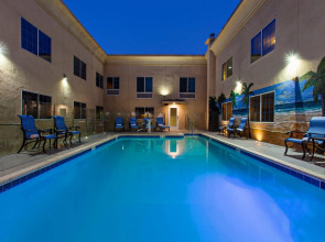 Holiday Inn Express & Suites Hollywood Walk Of Fame