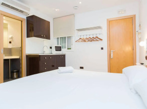 AinB Las Ramblas Colón Apartments