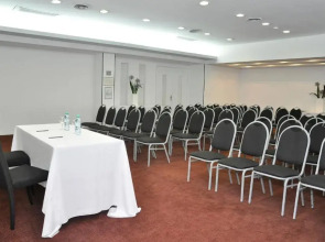 Broadway Hotel & Suites