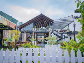 Majestic Lake Front Hotel & Suites