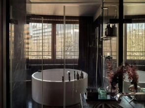 Roomers Frankfurt Central, Autograph Collection