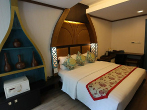 Phi Phi Nice Beach Hotel Hip