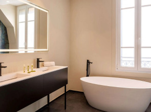 Отель Apollinaire Nice