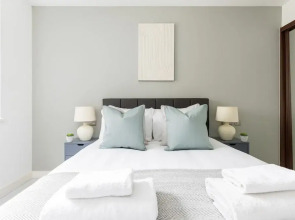 Luminous 2 Bed Balcony Flat in Islington