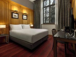 Hotel de Bourgtheroulde, Autograph Collection