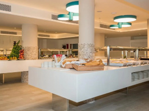 Отель HOVIMA La Pinta Beachfront Family