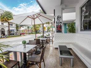 Chesterfield Hotel & Suites