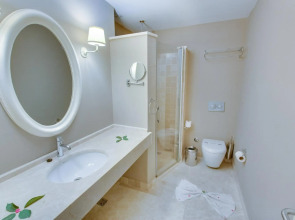 The PINEHILL Hotel & Suites