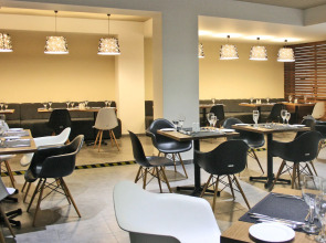 Отель Amphitryon City