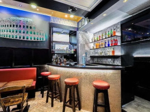 Alessandro Palace & Bar - Hostel