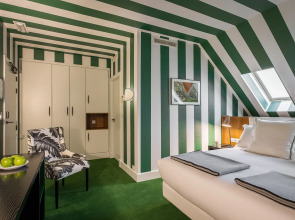 Отель Room Mate Valeria