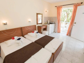 Leonidas Hotel and Studios