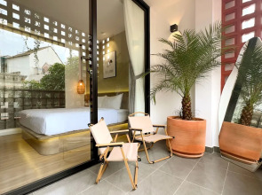 Kin Wander Tan Phong, The Moonage