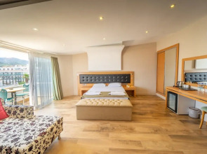 Aurasia SeaSide Hotel