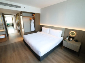 Holiday Inn Shanghai Jing'an by IHG