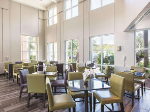 La Quinta Inn & Suites by Wyndham Plantation at SW 6th St