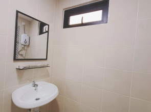 Capital O 90897 Island City Hotel