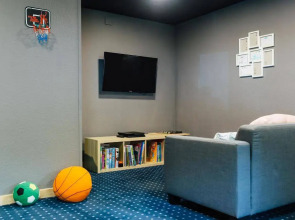 Отель Malcom and Barret